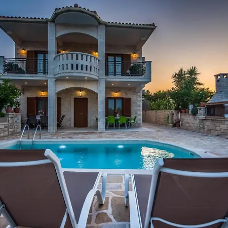 Stone Lika Casa de Férias *